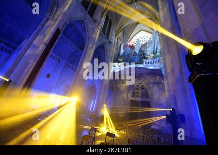 ©PHOTOPQR/L'EST REPUBLICAIN/ALEXANDRE MARCHI ; TOUL ; 01/07/2021 ; PATRIMOINE - HISTOIRE - 800 ANS DE LA CATHEDRALE SAINT ETIENNE - SON ET LUMIERE - SPECTACLE - LE GRAND ORGUE. Toul 1er Juillet 2021. 'Alpha et Oméga', la nouvelle mise en Lumière intérieure de la cathédrale Saint-Etienne de Toul avec son ambiance sonore. Une fresque Haute en couleurs, renouvelée chaque soir de représentation, à découvrir en déambulation libre pour les 800 ans de la cathédrale. FOTO Alexandre MARCHI. - 800 JAHRE KATHEDRALE VON SAINT ETIENNE. Stockfoto