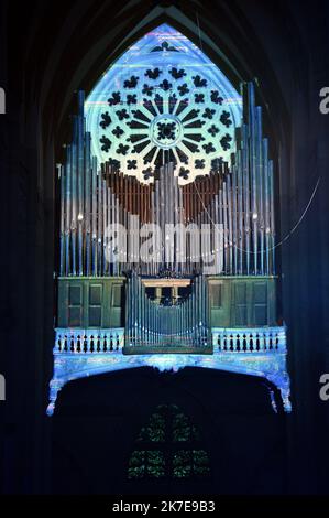 ©PHOTOPQR/L'EST REPUBLICAIN/ALEXANDRE MARCHI ; TOUL ; 01/07/2021 ; PATRIMOINE - HISTOIRE - 800 ANS DE LA CATHEDRALE SAINT ETIENNE - SON ET LUMIERE - SPECTACLE - LE GRAND ORGUE. Toul 1er Juillet 2021. 'Alpha et Oméga', la nouvelle mise en Lumière intérieure de la cathédrale Saint-Etienne de Toul avec son ambiance sonore. Une fresque Haute en couleurs, renouvelée chaque soir de représentation, à découvrir en déambulation libre pour les 800 ans de la cathédrale. FOTO Alexandre MARCHI. - 800 JAHRE KATHEDRALE VON SAINT ETIENNE. Stockfoto