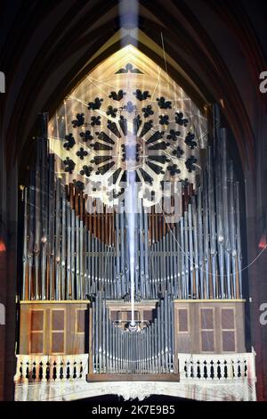 ©PHOTOPQR/L'EST REPUBLICAIN/ALEXANDRE MARCHI ; TOUL ; 01/07/2021 ; PATRIMOINE - HISTOIRE - 800 ANS DE LA CATHEDRALE SAINT ETIENNE - SON ET LUMIERE - SPECTACLE - LE GRAND ORGUE. Toul 1er Juillet 2021. 'Alpha et Oméga', la nouvelle mise en Lumière intérieure de la cathédrale Saint-Etienne de Toul avec son ambiance sonore. Une fresque Haute en couleurs, renouvelée chaque soir de représentation, à découvrir en déambulation libre pour les 800 ans de la cathédrale. FOTO Alexandre MARCHI. - 800 JAHRE KATHEDRALE VON SAINT ETIENNE. Stockfoto