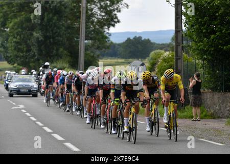 ©PHOTOPQR/JOURNAL SAONE et LOIRE/Ketty BEYONDAS ; ; 02/07/2021 ; Tour de France 2021, étape Vierzon - Le Creusot. 7E étape. Hauptfeld in Richtung d'Autun - Radrennen der Tour de France 2021 am 2. 2021. juli Stockfoto