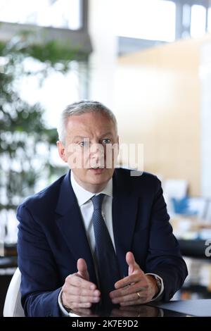 ©PHOTOPQR/LE PARISIEN/Arnaud Journois ; PARIS ; 02/07/2021 ; ENTRETIEN AVEC BRUNO LE MAIRE , MINISTRE DE L'ECONOMIE , DES FINANCES ET DE LA RELANCE DANS SON BUREAU A BERCY Bruno Lemaire , Minister of the Economy, Finance and Recovery in his Office at the Ministry of Finance in Bercy Stockfoto