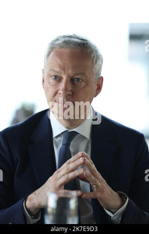 ©PHOTOPQR/LE PARISIEN/Arnaud Journois ; PARIS ; 02/07/2021 ; ENTRETIEN AVEC BRUNO LE MAIRE , MINISTRE DE L'ECONOMIE , DES FINANCES ET DE LA RELANCE DANS SON BUREAU A BERCY Bruno Lemaire , Minister of the Economy, Finance and Recovery in his Office at the Ministry of Finance in Bercy Stockfoto