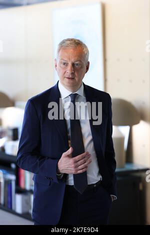 ©PHOTOPQR/LE PARISIEN/Arnaud Journois ; PARIS ; 02/07/2021 ; ENTRETIEN AVEC BRUNO LE MAIRE , MINISTRE DE L'ECONOMIE , DES FINANCES ET DE LA RELANCE DANS SON BUREAU A BERCY Bruno Lemaire , Minister of the Economy, Finance and Recovery in his Office at the Ministry of Finance in Bercy Stockfoto