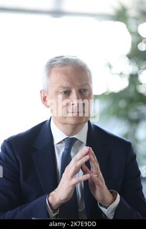 ©PHOTOPQR/LE PARISIEN/Arnaud Journois ; PARIS ; 02/07/2021 ; ENTRETIEN AVEC BRUNO LE MAIRE , MINISTRE DE L'ECONOMIE , DES FINANCES ET DE LA RELANCE DANS SON BUREAU A BERCY Bruno Lemaire , Minister of the Economy, Finance and Recovery in his Office at the Ministry of Finance in Bercy Stockfoto