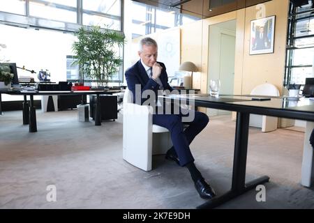 ©PHOTOPQR/LE PARISIEN/Arnaud Journois ; PARIS ; 02/07/2021 ; ENTRETIEN AVEC BRUNO LE MAIRE , MINISTRE DE L'ECONOMIE , DES FINANCES ET DE LA RELANCE DANS SON BUREAU A BERCY Bruno Lemaire , Minister of the Economy, Finance and Recovery in his Office at the Ministry of Finance in Bercy Stockfoto