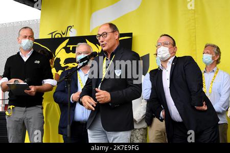 ©PHOTOPQR/LE PROGRES/Catherine AULAZ - Oyonnax 03/07/2021 - Départ Tour de France à Oyonnax - 3 Juillet 2021 -Tour de France 2021 - 8e étape Oyonnax (Ain) - Grand-Bornand (Haute-Savoie). Jean Deguerry (Président du Conseil départemental) avec Damien Abad (député) à droite. 2021 Radrennen der Tour de France am 3.. Juli 2021 Stockfoto