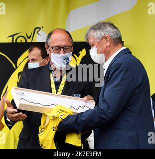 ©PHOTOPQR/LE PROGRES/Catherine AULAZ - Oyonnax 03/07/2021 - Départ Tour de France à Oyonnax - 3 Juillet 2021 -Tour de France 2021 - 8e étape Oyonnax (Ain) - Grand-Bornand (Haute-Savoie). Bernard Thévenet (à droite) a remis à Jean Deguerry, le président du Conseil départemental, le Profil de l'étape. 2021 Radrennen der Tour de France am 3.. Juli 2021 Stockfoto