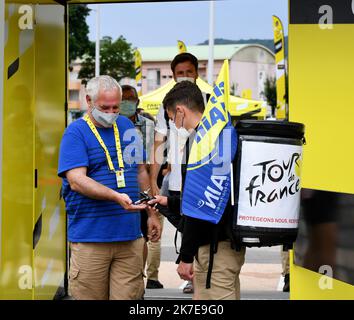 ©PHOTOPQR/LE PROGRES/Catherine AULAZ - Oyonnax 03/07/2021 - Départ Tour de France à Oyonnax - 3 Juillet 2021 -Tour de France 2021 - 8e étape Oyonnax (Ain) - Grand-Bornand (Haute-Savoie). On n'oublie pas les mesures sanitaires. 2021 Radrennen der Tour de France am 3.. Juli 2021 Stockfoto