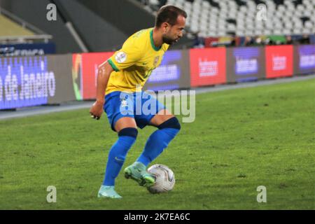 ©Laurent Lairys/MAXPPP - Éverton Ribeiro aus Brasilien während des Halbfinalspiels Copa America 2021 zwischen Brasilien und Peru am 6. Juli 2021 im Nilton Santos Stadion in Rio de Janeiro, Brasilien - Foto Laurent Lairys / MAXPPP Stockfoto