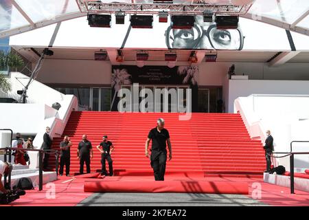 ©PHOTOPQR/NICE MATIN/Sébastien Botella ; Cannes ; 06/07/2021 ; Mise en place du tapis Rouge du Festival de Cannes Red carpet roll out during the 74. annual Cannes Film Festival on July 06, 2021 in Cannes, France Stockfoto