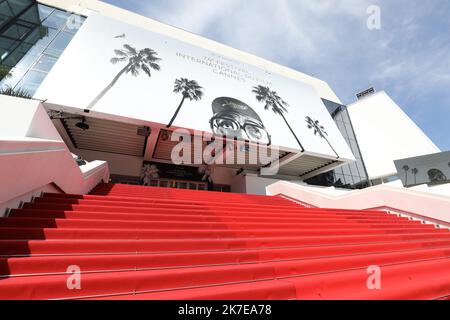 ©PHOTOPQR/NICE MATIN/Sébastien Botella ; Cannes ; 06/07/2021 ; Mise en place du tapis Rouge du Festival de Cannes Red carpet roll out during the 74. annual Cannes Film Festival on July 06, 2021 in Cannes, France Stockfoto