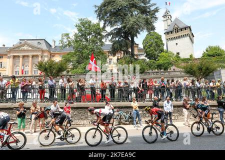 ©PHOTOPQR/LE DAUPHINE/Sylvain MUSCIO ; Chambv©ry ; 06/07/2021 ; SYLVAIN MUSCIO DAUPHINE LIBERE 2021-07-06 Etape 10 Tour de France Ôø? ChambÔø Route de Lyon avec le Chateau des ducs de Savoie en arriere Plan 10 der Ausgabe 108. des Radrennens Tour de France, 190,7 km von Albertville nach Valence, Frankreich, Dienstag, 06. Juli 2021 Stockfoto