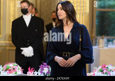 @ Pool/Jacques Witt/Maxppp, France,paris, 2021/07/05 Monica Bellucci. Der französische Präsident Emmanuel Macron und der italienische Präsident Sergio Mattarella stoßen vor einem Staatsessen im Elysee-Palast an Stockfoto