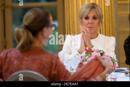 @ Pool/Jacques Witt/Maxppp, France,paris, 2021/07/05 Carole Bouquet der französische Präsident Emmanuel Macron und der italienische Präsident Sergio Mattarella stoßen vor einem Staatsessen im Elysee Palace an Stockfoto