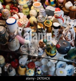 ©PHOTOPQR/LE PROGRES/Philippe TRIAS - 06/07/2021 - Musée de Salières, Lons-le-Saunier, 6 juillet 2021. -Le 1er musée de Salières en France. Le Petit musée insolite de Salières de Sellières. Les visites gratuites du musée se font avec Pierre Bouley, créateur du lieux, qui accueille les visiteurs en musique. Des salières du monde entier sont visibles sur les étagères. - Salztopf-Museum in Lons-le-Saunier in Frankreich Juli 6 2021 Stockfoto