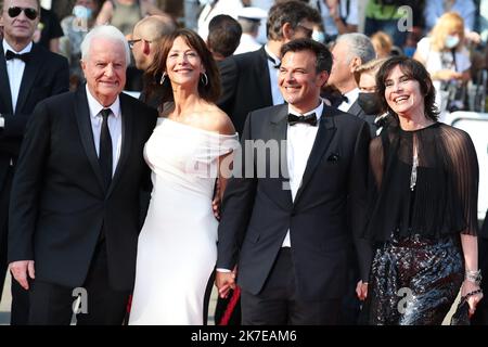 ©Pierre Teyssot/MAXPPP ; Cannes Film Festival 2021 . Ausgabe 74. des „Festival International du Film de Cannes“ unter Covid-19 Ausbruch am 07/07/2021 in Cannes, Frankreich. Gäste auf dem roten Teppich vor der Vorführung von „Tout s'est bien passÃ©“ Francois Ozon. Der französische Schauspieler Andre Dussollier, die französische Schauspielerin Sophie Marceau, der französische Regisseur Francois Ozon und die französische Schauspielerin Geraldine Pailhas posieren bei ihrer Ankunft. â© Pierre Teyssot / Maxppp - die Internationalen Filmfestspiele von Cannes 74. in Frankreich. Stockfoto