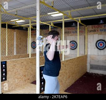 ©PHOTOPQR/LE PROGRES/Catherine AULAZ - Bourg-en-Bresse 08/07/2021 - Lancer de hache - 8 juillet 2021 -Le lancer de hache, une activité de loisirs en plein développement. - Axe Kicking ist die neue Unterhaltung ! Frankreich, Bourg-en-Bresse Juli 8 2021 Stockfoto