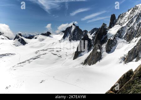 ©PHOTOPQR/LE DAUPHINE/Grégory YETCHMENIZA ; Chamonix-Mont-Blanc ; 10/07/2021 ; Grégory YETCHMENIZA / LE DAUPHINE LIBERE / Photopqr CHAMONIX-MONT-BLANC (HAUTE-SAVOIE) le 10 juillet 2021 A l'occasion du bicentenaire de la Compagnie des guides de Chamonix, est cordisée du grande'. La Compagnie des guides de Chamonix va tenter de réunir une cordée de 200 personnes entre l'Aiguille du Midi (Frankreich)3842 mètres et la Pointe Helbronner (Italie) 3642 mètres. 6 kilomètres et 300 m de dénivelé positif, entre France et Italie. - DIE COMPAGNIE DES GUIDES DE CHAMONIX FEIERT SIE Stockfoto