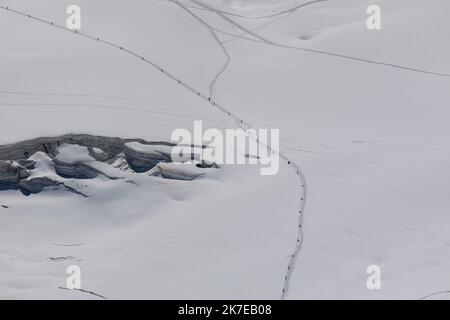 ©PHOTOPQR/LE DAUPHINE/Grégory YETCHMENIZA ; Chamonix-Mont-Blanc ; 10/07/2021 ; Grégory YETCHMENIZA / LE DAUPHINE LIBERE / Photopqr CHAMONIX-MONT-BLANC (HAUTE-SAVOIE) le 10 juillet 2021 A l'occasion du bicentenaire de la Compagnie des guides de Chamonix, est cordisée du grande'. La Compagnie des guides de Chamonix va tenter de réunir une cordée de 200 personnes entre l'Aiguille du Midi (Frankreich)3842 mètres et la Pointe Helbronner (Italie) 3642 mètres. 6 kilomètres et 300 m de dénivelé positif, entre France et Italie. - DIE COMPAGNIE DES GUIDES DE CHAMONIX FEIERT SIE Stockfoto