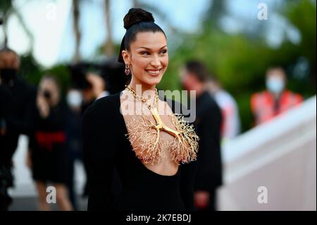 ©FRANCK CASTEL/MAXPPP - die jährlichen Filmfestspiele von Cannes 74., Festival de cannes 2021. Bella Hadid die Internationalen Filmfestspiele von Cannes 74. in Frankreich. Stockfoto