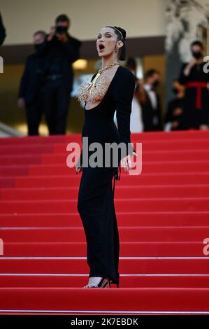 ©FRANCK CASTEL/MAXPPP - die jährlichen Filmfestspiele von Cannes 74., Festival de cannes 2021. Bella Hadid die Internationalen Filmfestspiele von Cannes 74. in Frankreich. Stockfoto