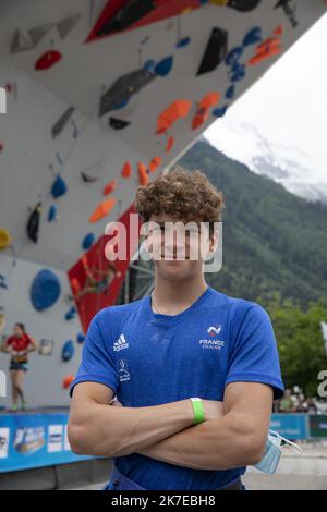 ©PHOTOPQR/LE DAUPHINE/Grégory YETCHMENIZA ; Chamonix-Mont-Blanc ; 12/07/2021 ; Grégory YETCHMENIZA / LE DAUPHINE LIBERE / Photopqr CHAMONIX-MONT-BLANC (HAUTE-SAVOIE) le 12 juillet 2021 Coupe du monde d'escalade à Chamonix sur notre Foto : Le chambérien Mejdi Schalck Grand espor de la grimpe Tricolore Climbing World Cup in Chamonix am 12. Juli 2021 Stockfoto