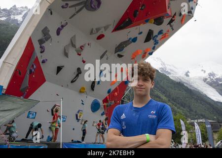 ©PHOTOPQR/LE DAUPHINE/Grégory YETCHMENIZA ; Chamonix-Mont-Blanc ; 12/07/2021 ; Grégory YETCHMENIZA / LE DAUPHINE LIBERE / Photopqr CHAMONIX-MONT-BLANC (HAUTE-SAVOIE) le 12 juillet 2021 Coupe du monde d'escalade à Chamonix sur notre Foto : Le chambérien Mejdi Schalck Grand espor de la grimpe Tricolore Climbing World Cup in Chamonix am 12. Juli 2021 Stockfoto