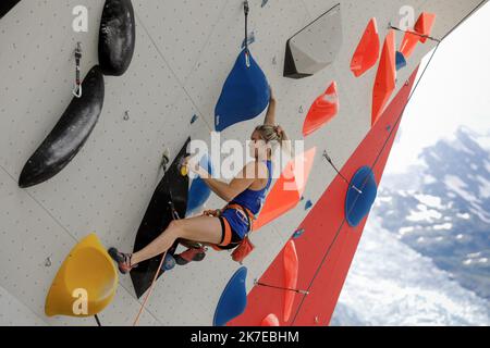 ©PHOTOPQR/LE DAUPHINE/Grégory YETCHMENIZA ; Chamonix-Mont-Blanc ; 12/07/2021 ; Grégory YETCHMENIZA / LE DAUPHINE LIBERE / Photopqr CHAMONIX-MONT-BLANC (HAUTE-SAVOIE) le 12 juillet 2021 Coupe du monde d'escalade à Chamonix Frauen führen Qualifikation sur notre Klettern Foto : Julia Chanourdie am 12. Juli 2021 Stockfoto