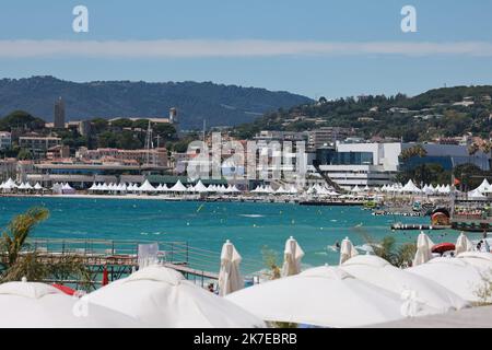 ©Pierre Teyssot/MAXPPP ; Cannes Film Festival 2021. Ausgabe 74. des „Festival International du Film de Cannes“ unter Covid-19 Ausbruch am 13/07/2021 in Cannes, Frankreich. Der Strand und das Meer. â© Pierre Teyssot/Maxppp Stockfoto