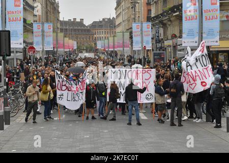 ©PHOTOPQR/VOIX DU NORD/FLORENT MOREAU ; 14/07/2021 ; 14.07.2021. Manifestation anti Pass sanitaire et antivax dans les rues de Lille (direkt). FOTO FLORENT MOREAU LA VOIX DU Nord - Lille, Frankreich, 14. 2021. juli Demonstration gegen neue Covid-19-Beschränkungen in Frankreich Stockfoto