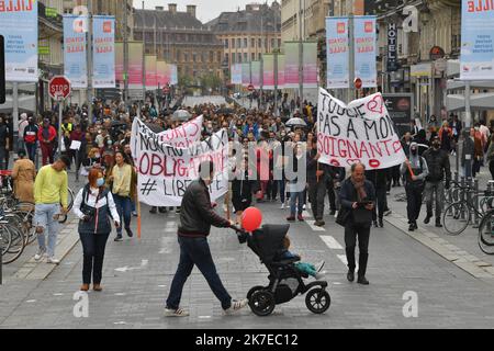 ©PHOTOPQR/VOIX DU NORD/FLORENT MOREAU ; 14/07/2021 ; 14.07.2021. Manifestation anti Pass sanitaire et antivax dans les rues de Lille (direkt). FOTO FLORENT MOREAU LA VOIX DU Nord - Lille, Frankreich, 14. 2021. juli Demonstration gegen neue Covid-19-Beschränkungen in Frankreich Stockfoto