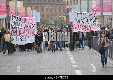 ©PHOTOPQR/VOIX DU NORD/FLORENT MOREAU ; 14/07/2021 ; 14.07.2021. Manifestation anti Pass sanitaire et antivax dans les rues de Lille (direkt). FOTO FLORENT MOREAU LA VOIX DU Nord - Lille, Frankreich, 14. 2021. juli Demonstration gegen neue Covid-19-Beschränkungen in Frankreich Stockfoto