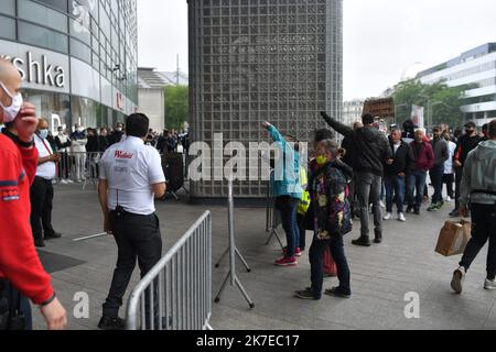 ©PHOTOPQR/VOIX DU NORD/FLORENT MOREAU ; 14/07/2021 ; 14.07.2021. Manifestation anti Pass sanitaire et antivax dans les rues de Lille (direkt). FOTO FLORENT MOREAU LA VOIX DU Nord - Lille, Frankreich, 14. 2021. juli Demonstration gegen neue Covid-19-Beschränkungen in Frankreich Stockfoto