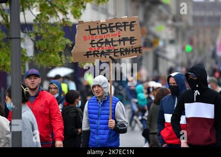 ©PHOTOPQR/VOIX DU NORD/FLORENT MOREAU ; 14/07/2021 ; 14.07.2021. Manifestation anti Pass sanitaire et antivax dans les rues de Lille Lille, Frankreich, 14. 2021. juli Demonstration gegen neue Covid-19-Beschränkungen in Frankreich Stockfoto