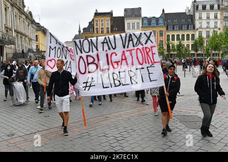 ©PHOTOPQR/VOIX DU NORD/FLORENT MOREAU ; 14/07/2021 ; 14.07.2021. Manifestation anti Pass sanitaire et antivax dans les rues de Lille Lille, Frankreich, 14. 2021. juli Demonstration gegen neue Covid-19-Beschränkungen in Frankreich Stockfoto