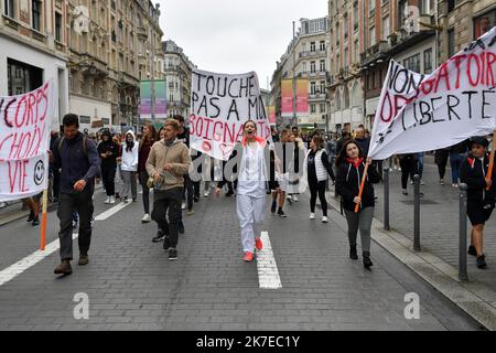 ©PHOTOPQR/VOIX DU NORD/FLORENT MOREAU ; 14/07/2021 ; 14.07.2021. Manifestation anti Pass sanitaire et antivax dans les rues de Lille Lille, Frankreich, 14. 2021. juli Demonstration gegen neue Covid-19-Beschränkungen in Frankreich Stockfoto