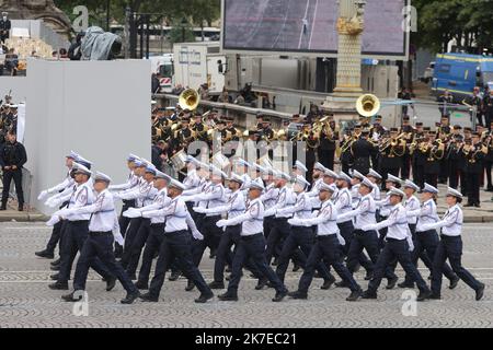 ©PHOTOPQR/LE PARISIEN/Philippe de Poulpiquet ; Paris ; 14/07/2021 ; Paris (75), le 14 juillet 2021. A l'occasion des cérémonies du 14-Juillet à Paris, des Policiers municipaux défilent sur les Champs-Elysées pour la première fois. Il s'agit des Agents de la ville de Nice. - Paris, Frankreich, 14. 2021. juli Bastille-Tag, Nationalfeiertag, Parade zum ersten Mal gehen Polizisten aus Nizza zu Fuß. 5 Jahre nach den Angriffen von Nizza auf die Promenade des Anglais, wenige Monate nach dem Terroranschlag der Basilika Stockfoto