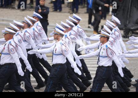 ©PHOTOPQR/LE PARISIEN/Philippe de Poulpiquet ; Paris ; 14/07/2021 ; Paris (75), le 14 juillet 2021. A l'occasion des cérémonies du 14-Juillet à Paris, des Policiers municipaux défilent sur les Champs-Elysées pour la première fois. Il s'agit des Agents de la ville de Nice. - Paris, Frankreich, 14. 2021. juli Bastille-Tag, Nationalfeiertag, Parade zum ersten Mal gehen Polizisten aus Nizza zu Fuß. 5 Jahre nach den Angriffen von Nizza auf die Promenade des Anglais, wenige Monate nach dem Terroranschlag der Basilika Stockfoto