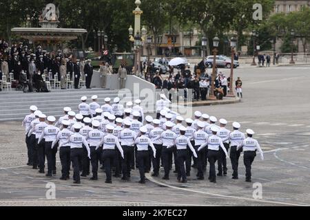 ©PHOTOPQR/LE PARISIEN/Philippe de Poulpiquet ; Paris ; 14/07/2021 ; Paris (75), le 14 juillet 2021. A l'occasion des cérémonies du 14-Juillet à Paris, des Policiers municipaux défilent sur les Champs-Elysées pour la première fois. Il s'agit des Agents de la ville de Nice. - Paris, Frankreich, 14. 2021. juli Bastille-Tag, Nationalfeiertag, Parade zum ersten Mal gehen Polizisten aus Nizza zu Fuß. 5 Jahre nach den Angriffen von Nizza auf die Promenade des Anglais, wenige Monate nach dem Terroranschlag der Basilika Stockfoto