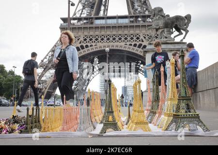 ©PHOTOPQR/LE PARISIEN/Philippe de Poulpiquet ; Paris ; 15/07/2021 ; Paris (75), le 15 juillet 2021. Les touristes reviennent sur Paris et pourront visiter à nouveau la Tour Eiffel qui ouvre ses portes vendredi après plusieurs mois de fermetures en raison de la crise sanitaire. Paris, Frankreich, 15. 2021. juli der Eiffelturm wird am freitag nach monatelanger Schließung aufgrund einer Covid-19-Pandemie wieder eröffnet Stockfoto