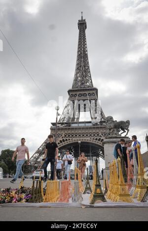 ©PHOTOPQR/LE PARISIEN/Philippe de Poulpiquet ; Paris ; 15/07/2021 ; Paris (75), le 15 juillet 2021. Les touristes reviennent sur Paris et pourront visiter à nouveau la Tour Eiffel qui ouvre ses portes vendredi après plusieurs mois de fermetures en raison de la crise sanitaire. Paris, Frankreich, 15. 2021. juli der Eiffelturm wird am freitag nach monatelanger Schließung aufgrund einer Covid-19-Pandemie wieder eröffnet Stockfoto