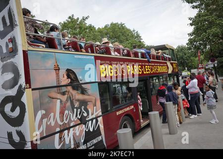 ©PHOTOPQR/LE PARISIEN/Philippe de Poulpiquet ; Paris ; 15/07/2021 ; Paris (75), le 15 juillet 2021. Les touristes reviennent sur Paris et pourront visiter à nouveau la Tour Eiffel qui ouvre ses portes vendredi après plusieurs mois de fermetures en raison de la crise sanitaire. Paris, Frankreich, 15. 2021. juli der Eiffelturm wird am freitag nach monatelanger Schließung aufgrund einer Covid-19-Pandemie wieder eröffnet Stockfoto