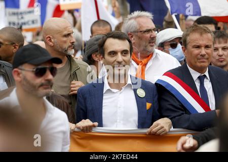 ©Sebastien Muylaert/MAXPPP - die französische nationalistische Partei „Les Patriotes“ (die Patrioten) Florian Philippot bei einer Demonstration gegen die neuen Sicherheitsmaßnahmen des Coronavirus, einschließlich eines von der französischen Regierung verlangten obligatorischen Gesundheitsausweisen. In mehreren französischen Städten versammelten sich Menschen, um gegen die Entscheidung zu protestieren, die Anfang der Woche von der Regierung angekündigt wurde und die das Gesundheitspersonal dazu verpflichtet, sich gegen Covid-19 impfen zu lassen und die Bürger dazu aufzufordern, für die meisten öffentlichen Orte einen Impfpass einzubringen. Paris, Frankreich. 17.07.21 Stockfoto