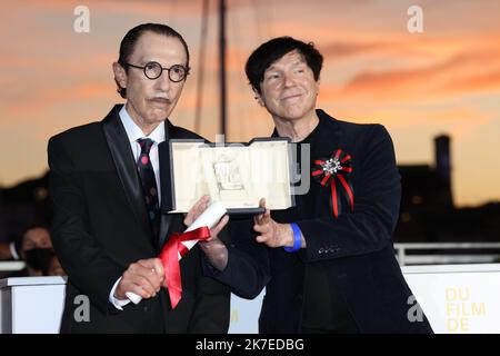 ©PHOTOPQR/LE PARISIEN/Fred Dugit ; Cannes ; 17/07/2021 ; Cuture / Cinéma Cannes (06), le juillet 2021 Palmarès 74e Festival de Cannes Prix de la mise en scène ANNETTE Leos CARAX reçu par les fères Ron et Russell Mael du Groupe The Sparks Photo LP / Fred Dugit die Internationalen Filmfestspiele von Cannes 74. in Frankreich. Stockfoto