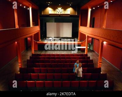 ©PHOTOPQR/LA PROVENCE/LOPEZ Richard ; La Ciotat ; 08/10/2013 ; L'Eden Théâtre Ici la grande salle rénovée plus vieux cinéma au monde... Plus vieux cinéma au monde... - Eden-Théâtre, das älteste Kino der Welt, das noch in Betrieb IST, SÜDLICH VON FRANKREICH LA CIOTAT IN DER NÄHE VON MARSEILLE Stockfoto