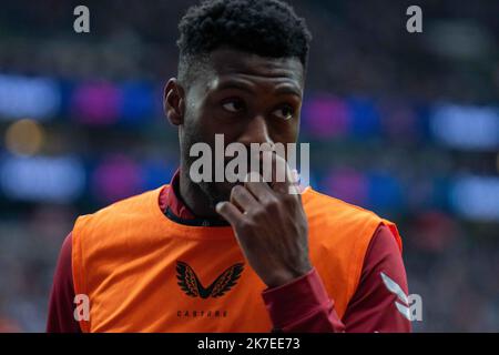 Frankfurt, Hessen, Deutschland. 15. Oktober 2022. Bayer Leverkusen-Verteidiger TIMOTHY FOSU-MENSAH (24) nimmt sich beim Bundesligaspiel Eintracht Frankfurt gegen Bayer Leverkusen am 15. Oktober 2022 im Deutsche Bank Park in Frankfurt die Nase. (Bild: © Kai Dambach/ZUMA Press Wire) Stockfoto