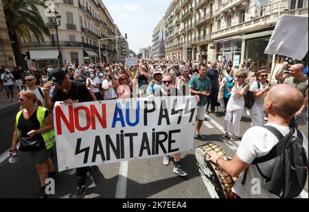 ©PHOTOPQR/NICE MATIN/LAURENT MARTINAT ; Toulon ; 24/07/2021 ; MANIF ANTIVAX A TOULON DEPARTURE PLACE DE LIBERTE ET DEFILE EN VILLE PAPIER PHC - Frankreich, juli 24. 2021 Demonstration gegen Kovidimpfungsbescheinigung, Antiimpfung und zur Verteidigung der individuellen Freiheiten Stockfoto