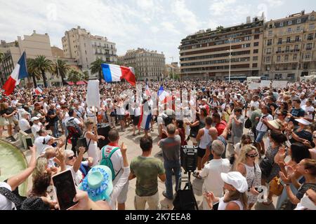 ©PHOTOPQR/NICE MATIN/LAURENT MARTINAT ; Toulon ; 24/07/2021 ; MANIF ANTIVAX A TOULON DEPARTURE PLACE DE LIBERTE ET DEFILE EN VILLE PAPIER PHC - Frankreich, juli 24. 2021 Demonstration gegen Kovidimpfungsbescheinigung, Antiimpfung und zur Verteidigung der individuellen Freiheiten Stockfoto