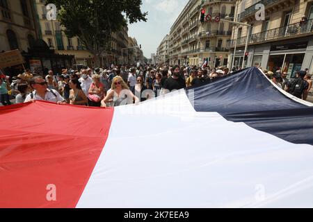 ©PHOTOPQR/NICE MATIN/LAURENT MARTINAT ; Toulon ; 24/07/2021 ; MANIF ANTIVAX A TOULON DEPARTURE PLACE DE LIBERTE ET DEFILE EN VILLE PAPIER PHC - Frankreich, juli 24. 2021 Demonstration gegen Kovidimpfungsbescheinigung, Antiimpfung und zur Verteidigung der individuellen Freiheiten Stockfoto