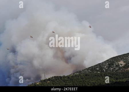 ©PHOTOPQR/L'INDEPENDANT/BOYER Claude ; 24/07/2021 / BRANDSTIFTUNG / feu DE FORET VERS FONTCOUVERTE / - bei Fontcouverte, Südwestfrankreich, juli 24. 2021. Riesige Waldbrände zerstören etwa 500 Hektar Stockfoto